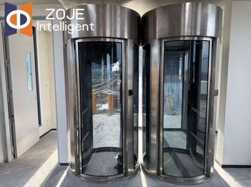 ZOJE AB-typ vändkors i full höjd av glas installerat framgångsrikt på ett lokalt datacenter i Thailand